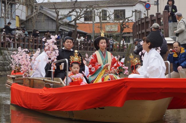 この時期はあちこちのひな祭りを見てきて、ちょっと一服と思っていたのですが、佐原の雛舟のポスターを見たら賑やかそうだし、これなら行ってみようかなと思った次第。<br /><br />佐原も佐原の大祭以来、ずいぶんご無沙汰。ここらでもう一度行っておくのも悪くはないでしょう。<br /><br />ところで、佐原の街並みは、水運を支えた小野川沿いが中心。小野川から物資を陸に上げるための河岸である「だし」が今でもいくつか残っていて、川沿いの通りから川岸へ降りる階段があちこちに残ります。そこから、川沿いの建物を見上げたり、この日はひな祭りの雛舟が運航していて、間近にそれを眺めたりして楽しめました。<br /><br />なお、雛舟はさわら雛めぐりの期間中に、一日だけ。雛舟は6艘。伊能忠敬旧宅の前から出て、小野川を進行。先頭の船はお内裏様とお雛様。その後には、子供たちも含めた三人官女や五人囃子へと続きます。