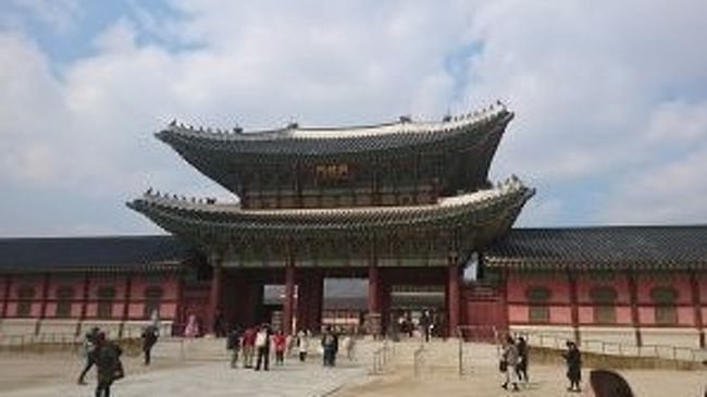 娘が以前、学校の地理の先生の板門店ツアーの話を聞き、一度行ってみたいねと話していたことから今回の旅行が決定。大人2人、高校生の娘、中学生の息子の4人の旅。<br /><br />韓流ドラマや韓流スターをほとんど知らない我が家の今回の旅行のメインは板門店ツアー。いつものように出発数週間前には近所の韓国料理店に足を運び韓国料理が全員大丈夫かを確認し出発。板門店以外には子供たちリクエストの韓服体験や観光もした。<br /><br />そして今回もたくさん歩いた旅だった。