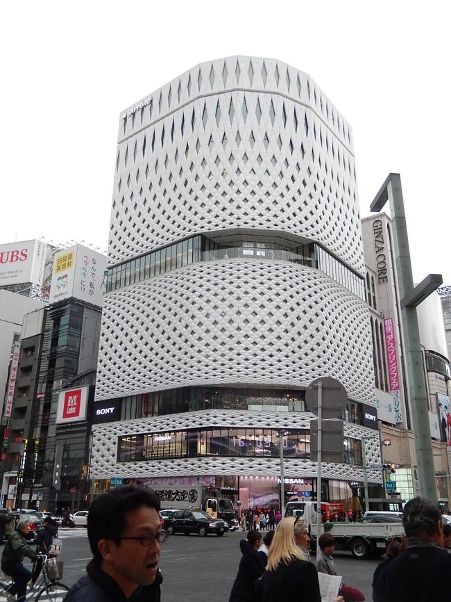 3月9日、午後4時過ぎに新橋駅から銀座の中央通りに出て銀座8丁目~銀座2丁目間を街歩きしました。 ウイークデーにも関わらず銀ブラの観光客が多く見られました。 通りには桜の木が植樹されていました。 銀座四丁目交差点にある和光ビルのショウウインドウには東日本大震災3.11に関する全国からのメッセージが飾られているのが印象的でした。銀座4丁目交差点付近ある銀座プレイスも新しくなっていました。 御木本真珠店も新しくなっていて以前とは様変わりしていました。<br /><br /><br /><br /><br /><br />*写真は銀座4丁目交差点付近の風景・・銀座プレイスが見られる