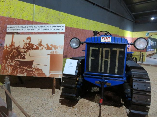 ローマ近郊の都市ラティーナにある軍事博物館&quot;Museo di Piana delle Orme&quot;への探訪記です。この博物館に行こうと思ったきっかけは、知り合いのイタリア人に「ムッソリーニが乗ったトラクターがある」と聞いたので、調べてみて行こうと決めました。博物館の周囲には何もありません。というか駅から博物館までの間にも何もありません。何もないです。本当に。間違っても私みたいに徒歩で行こうと思わないようにしましょう。結果的に炎天下の中、往復約25kmの距離を行軍するというアホな事をやりました。