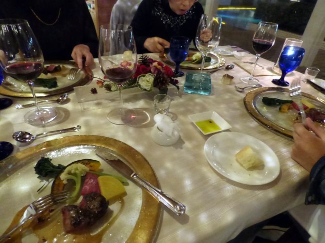 2017年最後の旅行はエクシブ伊豆で美味しいものを食べようと、初日はお気に入りの南欧料理 ラペール、翌日は久しぶりに日本料理 黒潮にディナーの予約を入れました。<br /><br />今回南欧料理 ラペールでは、我家では珍しくハイエンドの料理長厳選コース エルミタージュ(HERMITAGE)を楽しみます。<br />