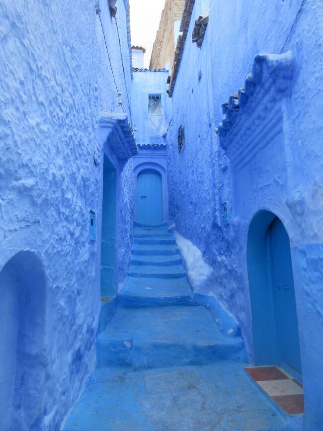 モロッコの旅<br />エキゾチックで神秘的な青い街シャウエン<br />・最大の町カサブランカ<br />・むかしの首都ラバト<br />・青い街シャウエン<br />・迷路の街フェズ<br />・幻想的なサハラ砂漠<br />・アメリカの西部を思わせるトドラ渓谷<br />・要塞化した村という意味のカスバ　アイト・ベン・ハッドゥ<br />・エネルギッシュな町マラケッシュ