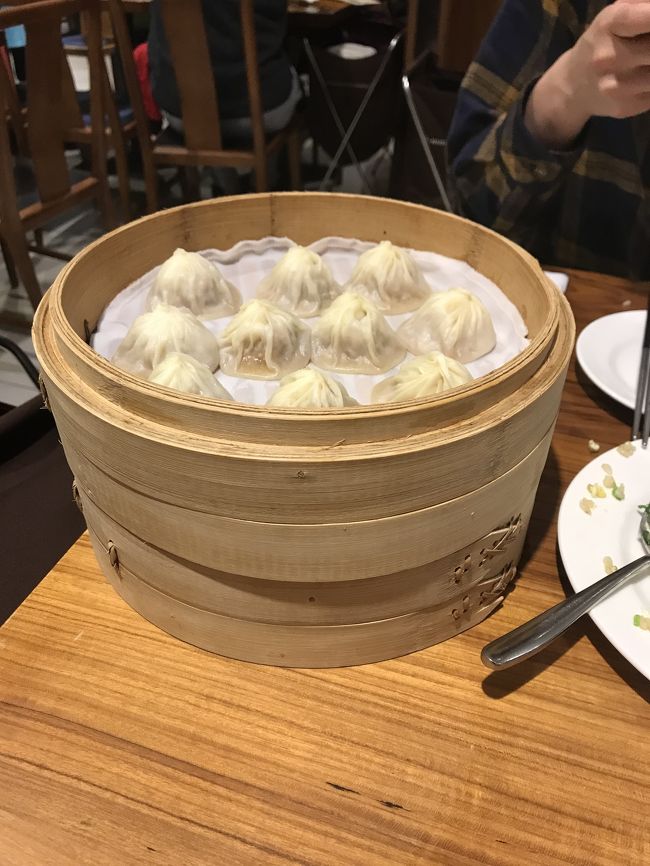 年末年始に乾期のアジアと言うことで<br />バンコク・プーケットに旅行してきました。<br /><br />エバー航空のビジネスクラスが安く<br />台北経由でバンコクしてきました。<br /><br />格安ビジネスクラスでしたので<br />成田までいつもの成田エクスプレスで。<br />昔に比べたらぐんと安くなりましたよね!<br /><br />先ずはチェックインですが、<br />年末年始でしたのでビジネスクラスですが5分程時間を要しました。<br /><br />免税店で、自分への2017年のご褒美を買って<br />ANAラウンジへ!<br />普段がJAL派なので、ANAラウンジは<br />10年ぶり位ですり<br />カレーは断然JAL派です。<br /><br />なんか、行った場所が悪いのか(サテライト?なのか?)<br />暗く外が見えず、、、、<br />カレーのみ食してすぐ出ました。<br /><br />あとは、ブラブラ免税店巡りをしておりました。<br />いつのまにか登場の時刻となり<br />定刻通りの出発&到着でした。<br />機内食も美味しく満足です!<br />日本発との事で、日本食にしました。<br />ミシュランシェフとのコラボで美味しかったです。<br /><br />桃園空港入国して<br />電車に乗って台北市内へ<br />入国審査までが、、、長蛇の列でした。<br />プライオリティレーン等なくひたすら並ぶのみです。<br />前回の松山空港の時は誰も並んでいなかったのに、、、<br />1時間まではとは言わないがその位かかりました。<br />桃園空港のキャパオーバー問題ですね!<br />一泊のみ(実質12時間)ですが、<br />マンダリンオリエンタル泊です。<br />三越のB1にある鼎泰豊食べて、<br />ホテルラウンジで飲んで<br />寝て早朝でしたのでタクシーにて、桃園空港へと。<br /><br />再度チェックインをして<br />バンコクへ<br />年末年始ということで、infinityラウンジは<br />大満員で、席を見つけるまでに<br />かなり時間を要しました。<br /><br />喫煙所もごった返しでした。<br /><br />台北ーバンコクは<br />1-2-1のヘリンボーンで快適でした。<br />登場した飛行機はバンコク経由でアムステルダム行き?だったはずです。<br /><br />最新機材と言う事で綺麗でした。<br />機内サービスも心地よく<br />満足でした。<br /><br />バンコク到着前に、<br />Priority Laneの入国カードをいただいて<br />入国も並ぶ事なくストレスフリーでした。<br /><br />両替は空港のSuper Richの隣で行いました。<br />Super Richは混んでいて隣の方が若干レートが良かったです。<br />有名所のSuper Rich より少しでもレートをと<br />競っていると思われます。<br /><br />電車でPark Hyatt Bangkokへ<br /><br />つづく