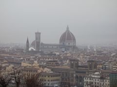 ミケランジェロ広場から見るフィレンツェは雨でけぶっていた。