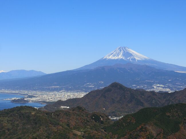 世界遺産「韮山反射炉」の見学をメインに空気が澄んでる冬だから綺麗な富士山が望めるかもと期待して、熱海から伊豆長岡・修善寺と中伊豆方面へ2泊3日の温泉巡り。<br /><br />2日目後半~3日目 もう一つの世界遺産・富士山を望むため伊豆長岡温泉に宿泊。<br /><br />参考 伊豆SPA.com(伊豆長岡温泉旅館協同組合)<br />https://izuspa.com/index.php?topic=home_ja<br /><br />【行程】<br />1日目 東京駅→熱海駅(市内観光・宿泊)<br /><br />2日目 熱海駅→伊豆長岡駅(韮山反射炉・江川邸)→伊豆長岡温泉(宿泊)<br /><br />3日目 伊豆長岡温泉(伊豆の国パノラマパーク)→伊豆長岡駅→修善寺駅→修善寺温泉→バスタ新宿