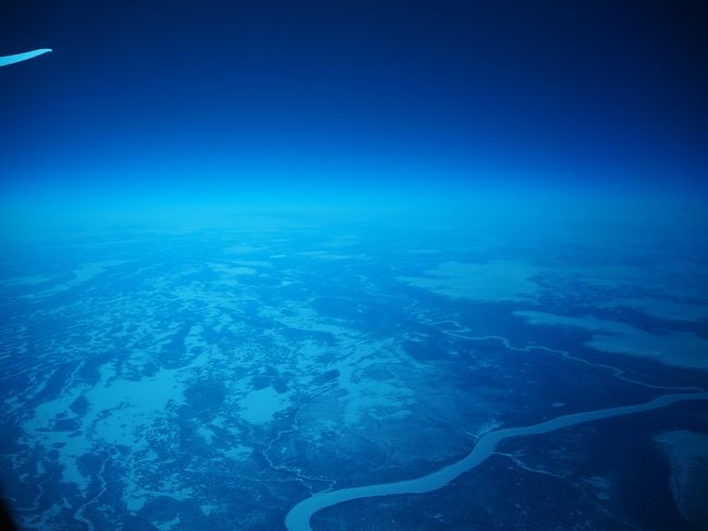 昨年末の国内'ひとりツアー参加'で味をしめたので<br />今回は海外に挑戦します。<br />しかもJALのこのツアーには'女性限定出発日’があったので<br />その日を選んでみました。<br /><br />ウィーンはいつかぜひ訪れたかった地。<br />ザルツブルグとハルシュタットに行けないのはちょっと残念ですが、<br />またいつか夫と訪れる時の楽しみに取っておくことにいたします(笑)<br /><br />今回もまた初めて尽くしの旅。<br />大いに楽しんできたいと思います。<br />写真は行きの朝ロシア上空からものです。<br />これからの旅のプロローグにふさわしい美しさでした。
