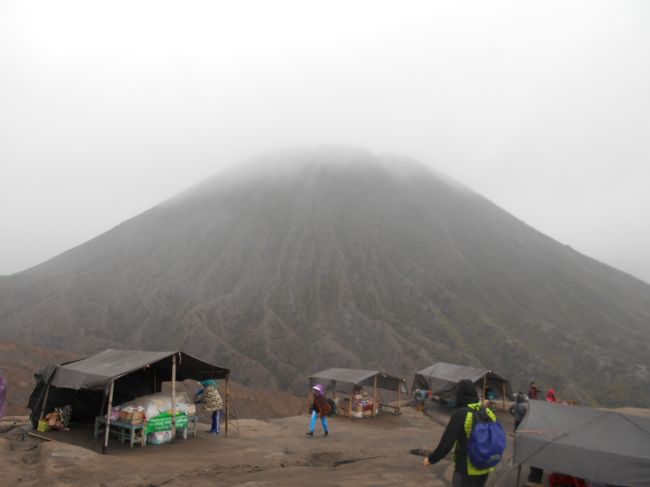 インドネシアの旅は後半戦。<br />2泊3日のブロモ山・イジェン火口ツアーに参加した。<br /><br />１日目はジョグジャカルタからブロモ山への移動。<br />13時間（！）、バンや車を乗り継ぎ、ブロモ山の麓の町チェモロラワンまでひたすら車に乗ってました。<br /><br />2日目はブロモ山のサンライズと探索、そして、イジェンへの移動。<br />残念ながら日の出は拝めませんでしたが、<br /><br />※前回から約半年以上経っての日記再開。<br />　インドネシアに行ってからあと一月で1年経とうとしている。<br />　これから年末年始にインドネシアに行こうとしている方には、<br />　ちょうど参考になるんじゃないかと勝手に思いながら、<br />　少しでもお役にたてればと思って続きを書いてみます。<br /><br />＜行程＞<br />　1/16（火）　千歳⇒（ソウル）⇒デンパサール<br />　1/17（水）　デンパサール→ジョグジャカルターボロブドゥール<br />　1/18（木）　ボロブドゥール→ジョグジャカルタ<br />◎1/19（金）　ジョグジャカルタ→チェモロラワン（ブロモ山）<br />◎1/20（土）　ブロモ山→イジェン　<br />　1/21（日）　イジェン火口湖→パニュワンギ→デンバサール<br />　1/22（月）　デンバサール⇒バンコク<br />　1/23（火）　バンコク⇒釜山⇒千歳<br /><br />通貨：１インドネシア・ルピア（Rp）＝0.0077円