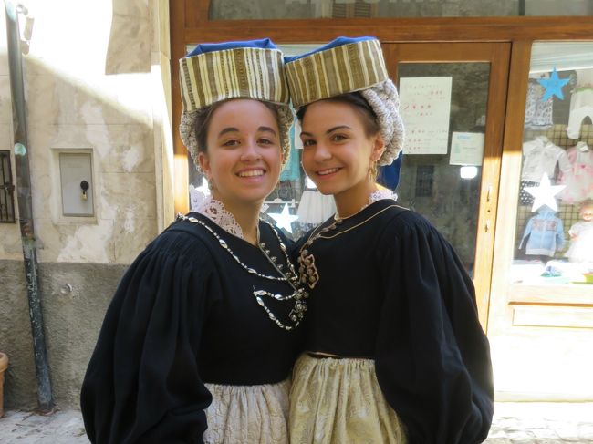 アブルッツォ州旅行、最後はスルモーナを拠点にアブルッツォの小さな町に行きます。スルモーナ周辺は、最近日本でも話題な「イタリアの最も美しい村(I Borghi pi&#249; Belli d&#39;Italia)」が特に多い地域として知られています。<br />スルモーナ自体は中世の面影を残す古都で、結婚祝いの菓子「コンフェッティ」の生産地として知られている自然豊かな街です。このスルモーナは周辺の「美しい村」の旅行の拠点には最適で、バス路線も充実。<br />今回は「美しい村」の中でもスカンノに行きました。途中、ヴィッララーゴのサン・ドメニコ湖も経由します。スカンノでは毎年8月14日に婚礼行列のお祭り「ユ・カテナッチェ」が開催するので、それを目当てに行きました。
