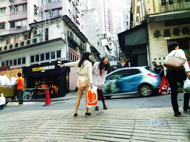 ３０年ぶりの香港続編です<br /><br />今日は九龍側の油麻地、旺角で花や金魚の市場を見てから、<br />香港島の裏側（南側）のリゾート地区に向かい、その後<br />中心部に戻ります。 ところで、この二人の美女は？<br /><br />