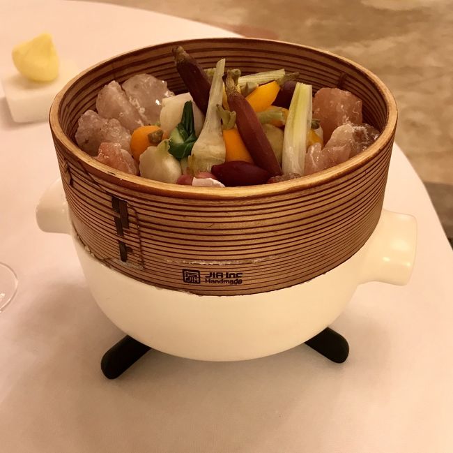 ルムーリスにある方のアランデュカスでランチ<br /><br />https://goronekone.blogspot.com/2019/07/le-meurice-alain-ducasse.html