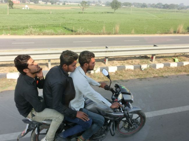 インドの道はきれいだ。<br />高速道路も日本と変わりない。<br />でも走っているモノが違う！！！<br />走り方も違う！！！<br /> (｀△´；) 