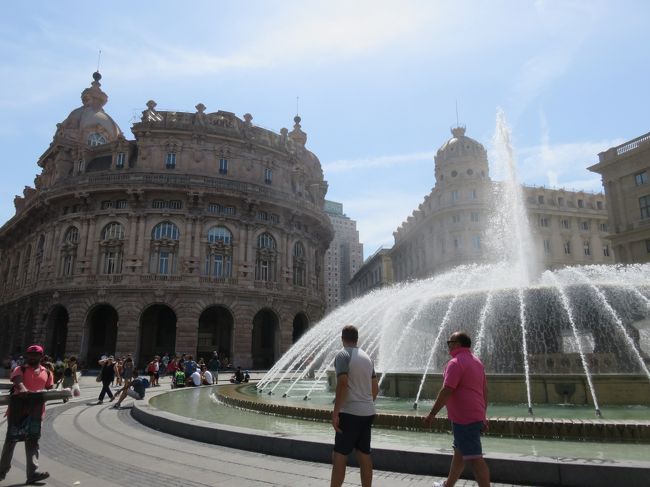 イタリア最大の港湾都市、ジェノヴァの旅行記。初めてのジェノヴァです。ジェノヴァはかつてヴェネツィアと並ぶ二大海洋共和国として繁栄した事は日本でも有名ですが、ヴェネツィアとは異なり旅行の主要観光地からは外されています。見どころも沢山あるのに勿体無い...現在のジェノヴァはイタリア第六位の人口を誇る大都市であり、イタリア最大の港湾施設を持つ街です。海洋関係の施設が充実しており、イタリア最大の水族館である「ジェノヴァ水族館」を誇り、この水族館はヨーロッパではリスボンに次ぐ大きさを誇ります。ガラータ海の博物館には退役した潜水艦「ナザリオ・サウロ」があり、乗艦することも可能です。その他、港にはチュニジア船籍のガレー船も停泊しています。また、ジェノヴァというと海鮮料理!世界的にはジェノヴェーゼソースが有名ですが、私的にはリグーリア海で水揚げされた魚介をふんだんに使った海鮮料理が推しです。イカフライを食べながら街歩きするのも乙なものです。ジェノヴァは優秀な航海者を多く輩出した町としても知られています。クリストーフォロ・コロンボ(コロンブス)はその中でも特に有名で、彼の家も残っています。その他、カーボベルデを発見したダ・ノーリ、カナリア諸島を発見したマルチェッロ、世界一周に参加したパンカルドなどがいます。海軍軍人では大提督アンドレア・ドーリアを始め、ポルトガルに仕えたペッサーニョ提督、第二次世界大戦時でもカヴァニャーリ提督、マスケルパ提督、デ・ラ・ペンネ大尉と名だたる海軍軍人の出身地であります。街並みも綺麗で整っており、街歩きも楽しめる良い街です。そんな魅力いっぱいのジェノヴァの町を見て行きましょう。
