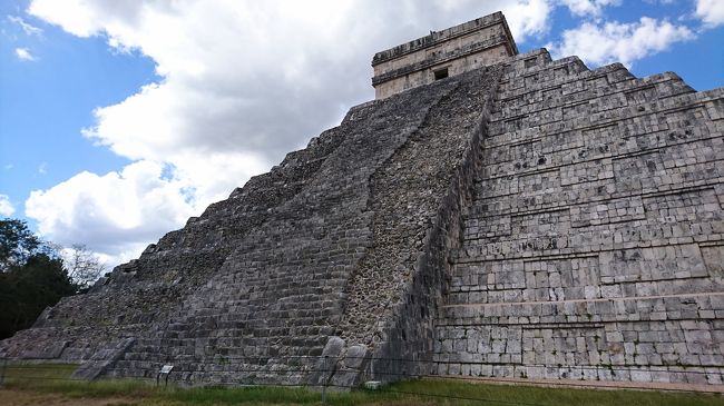 今年の“ 旅行部 ”は、マヤ文明の“ ピラミッド ”を見に行こう!<br /><br />って事で、メキシコのカンクンに毎度の“ ピコちゃん ”と、久しぶりの“ クバちゃん ”と3人で行く事になりました(*^^*)v?<br /><br />マヤのピラミッドしか頭に無かったワタシ、カンクン? どこやねん? メキシコ?<br /><br />と、調べて行くと...え?超リゾートやん!<br /><br />おっさん3人で行くところやないやん!(爆笑)<br /><br />まあ、でもオモシロそうやん! ちゅー事になりましたwww<br /><br />そして今回も “ 期待裏切らない男 ”ピコちゃんは、何かやらかす予感... <br /><br />f(^^;)<br /><br />そして予感的中!(笑) あわや前代未聞の事件になる所でした。(笑)<br /><br />では、珍道中の始まり始まり~? (⌒∇⌒)b グッドラック?<br /><br />