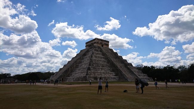 今年の“ 旅行部 ”は、マヤ文明の“ ピラミッド ”を見に行こう!<br /><br />って事で、メキシコのカンクンに毎度の“ ピコちゃん ”と、久しぶりの“ クバちゃん ”と3人で行く事になりました(*^^*)v?<br /><br />マヤのピラミッドしか頭に無かったワタシ、カンクン? どこやねん? メキシコ?<br /><br />と、調べて行くと...え?超リゾートやん!<br /><br />おっさん3人で行くところやないやん!(爆笑)<br /><br />まあ、でもオモシロそうやん! ちゅー事になりましたwww<br /><br />そして今回も “ 期待裏切らない男 ”ピコちゃんは、何かやらかす予感... <br /><br />f(^^;)<br /><br />そして予感的中!(笑) あわや前代未聞の事件になる所でした。(笑)<br /><br />では、珍道中の始まり始まり~? (⌒∇⌒)b グッドラック?