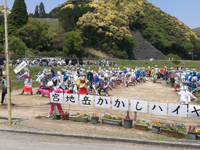 天草を走っているといきなり祭りとおもいきや案山子だ(＠_＠;)