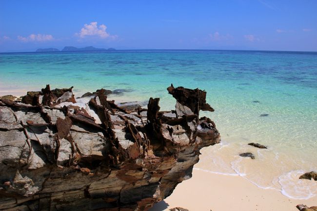 ☆リペ島滞在４日目に行ったIsland Hoppingの記事から中々前に進みません。<br />厳密には少しずつ進んではいるのですが、まるで牛歩のごとく、<br />野党のしょうもない戦術のようで恐縮です。<br />１/３１(水)の旅行記だけで、まさかまさかの Part4-5。<br />残りの写真を逆算したらPart4-6までかかりそうです(^^)；<br />８年連続のリペ島旅行記なので、本来なら書く事が徐々になくなってきて<br />先細りしそなものの、豈図らんや、なぜか年々長くなってきているのは<br />気のせい？　いやいや紛れも無い事実です(^^)；。<br />ま、中身は薄っぺらですがそこはタイの旅行記ですから<br />マイペンライでお願いします(^^ゞ。<br /><br /> <br />スケジュール<br /><br />1/27（土） 福島(17:14)→新白河(17:47)→東京・羽田<br />1/28（日） 羽田(0:20)TG661→バンコク(5:25)乗り継ぎ(8:00)TG241→<br />　　　　→クラビ(9:20)<br />　　　　クラビ(10:30)→ハトヤオ港(12:30)(13:30)船→リペ島(16:30)　<br /><br />　　　 　　　＜リペ島マウンテンリゾート泊＞<br />1/29（月）　＜リペ島マウンテンリゾート泊＞<br />1/30（火）　＜リペ島マウンテンリゾート泊＞<br />1/31（水）　＜リペ島マウンテンリゾート泊＞<br />2/1（木）　 ＜リペ島マウンテンリゾート泊＞<br />2/2（金）　 ＜リペ島マウンテンリゾート泊＞<br />2/3（土）　 ＜リペ島マウンテンリゾート泊＞<br />2/4（日）　 ＜リペ島マウンテンリゾート泊＞<br />2/5（月）　 ＜リペ島マウンテンリゾート泊＞<br />2/6（火）　 ＜リペ島マウンテンリゾート泊＞<br /><br />2/7（水）　 リペ島(10:30)船→ハトヤオ港→クラビタウン(16:30）<br /><br />　　　　　　＜クラビシティビューホテル泊＞<br /><br />2/8（木）　　クラビ（19:25）TG250→バンコク（20:45）乗り継ぎ<br />　　　　　　（23:15）TG682→機中泊<br />2/9（金）　　→羽田（6:55）→新白河→福島・自宅<br />2/10（土）　 予備日<br /><br /><br />航空券　羽田⇔クラビ(バンコク乗り継ぎ)往復<br />TG(タイ国際航空)￥６４９００(サーチャージ込)２０１７/６/１７予約。 