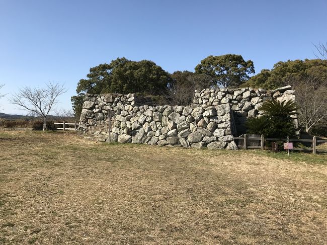 JR田丸駅が最寄り駅。<br />JR田丸駅より徒歩10分程,<br /><br />城跡に至るまでの僅かな間に城下町を忍ばせる、<br />のどかな田舎町に残る見応えのある城跡だった。<br /><br />遺構：石垣・堀・門