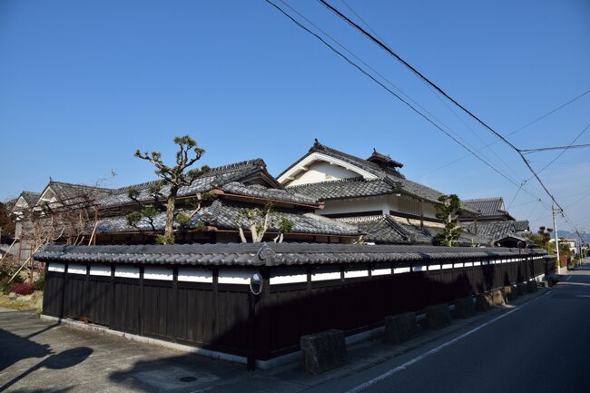 京都府亀岡市の吉川町と稗田野町にまたがる旧佐伯郷は、京都から丹波篠山を経由して但馬方面に向かう旧篠山街道沿いの町で、亀山藩の中でも高い生産量を誇る古くからの米どころでした。<br /><br />織田信長の命により明智光秀が築城した丹波亀山城の城下町を抜け、余部交差点で山陰道（現在の国道９号線）から分岐した旧篠山街道に入ると、田園風景が広がる中を延びる一本道の両側に見応えのある町並みが続いています。<br /><br />現在の国道３７２号線がバイパスとして旧篠山街道の南側を通ったおかげで、米どころならではと思わせるかつての町並みがそのまま残ったもので、点在する広大で立派なお屋敷には、漆喰塗籠めの伝統的な民家を見ることができます。