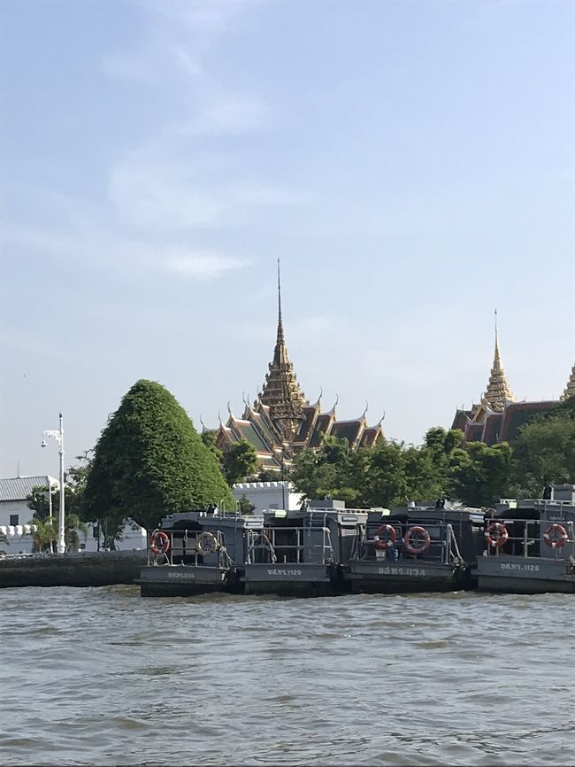 タイ旅行も最終日<br />最後は王宮周辺やカオサン通り、あと温泉に行ってきました。<br /><br />実はひとり旅始まって以来初のぼったくり被害に遭うなどショックを受けたりもしましたが、落ち込んでもいられないのでとにかく楽しみましたよ。<br /><br />じゃ、最終日どうぞ