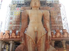 南インド2018･･･（1）バンガロールからスタート　見上げるシュラヴァルベルゴラのジャイナ教石像に軽い脳貧血