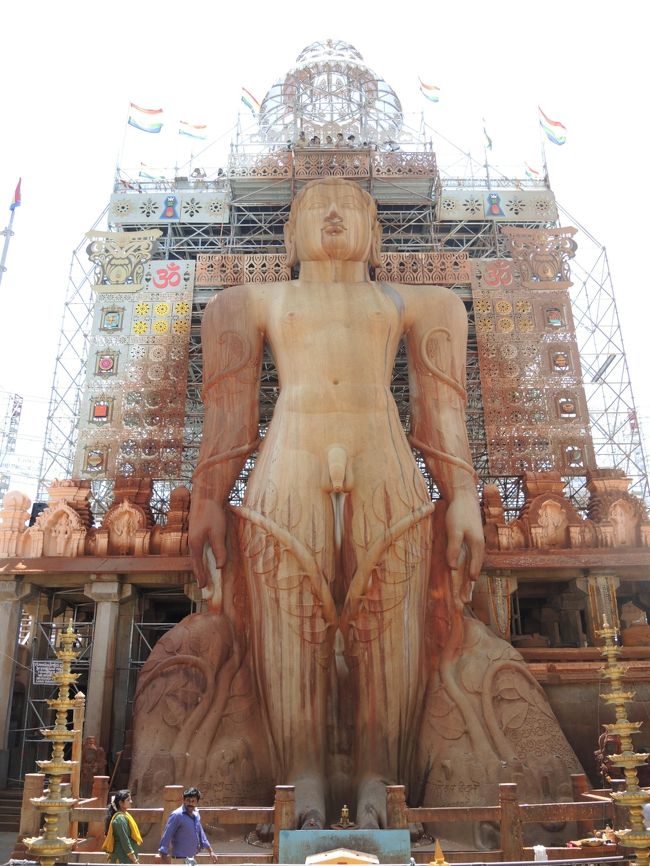 4回目のインド旅行　今回は南インド最大都市バンガロールからハンピ方面を回るコース。<br /><br />3月5日深夜に到着して、実質初日の6日は、ベルールやハレービードのホイサラ朝寺院に向かいますが、その途中、ジャイナ教の聖地シュラヴァルベルゴラに立ち寄りました。<br /><br />バンガロール到着時の深夜、ホテルが見つからず、連絡は取れず････、シュラヴァルベルゴラでは熱中症か日頃の運動不足のせいか、軽い脳貧血状態で頭がクラクラ･･･と、やや不安なスタートです。