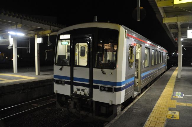 　2018年3月10日から11日にかけて、友人と一緒に鉄道旅行してきました。<br />　第一目的は、2018年3月いっぱいで廃止される三江線のお別れ乗車、青春18きっぷを使っての鈍行列車乗り継ぎで往復しました。<br />　<br />　3月10日（土）<br />　金沢-芦原温泉-敦賀-京都-園部-福知山-城崎温泉-浜坂-鳥取-米子-出雲市-浜田（泊）<br />　3月11日（日）<br />　浜田-江津-三次-広島-三原-岡山-播州赤穂-京都-敦賀-金沢<br /><br />　1日めは、金沢から浜田まで698.1km、10,150円、所要時間17時間16分、2日めは、浜田から金沢まで808.1km、11,120円、所要時間18時間17分、ほとんど乗りづめでした。(笑)<br />　<br />　鳥取駅から山陰本線後半、西へ進み浜田駅まで行きます。