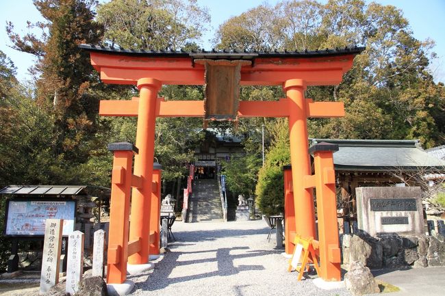 都波岐神社・奈加等神社（つばきじんじゃ・なかとじんじゃ）<br />　伊勢国一之宮です。<br />　御祭神は<br />　都波岐神社<br />　　猿田彦大神 （さるたひこのおおかみ）<br />　奈加等神社<br />　　天椹野命 （あまのくののみこと） - 中跡直（なかとのあたい）の先祖<br />　　中筒之男命 （なかつつおのみこと）<br />　明治時代に都波岐神社と奈加等神社を合併されています。<br /><br />敢國神社（あえくにじんじゃ）<br />　伊賀国一之宮です。<br />　御祭神は大彦命（おおひこのみこと） <br /><br />表紙は敢國神社の鳥居です。