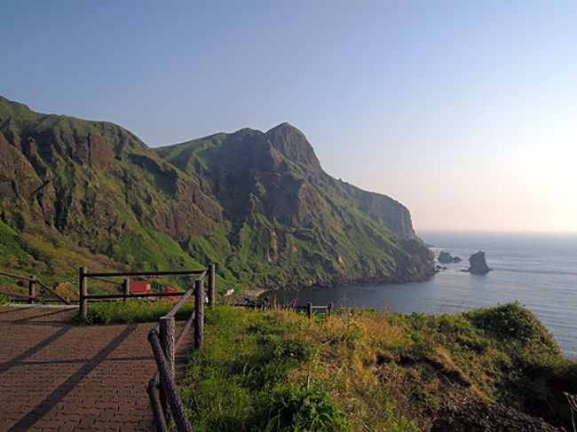 稚内から、利尻島に渡り、そして、フェリーで来て上陸、帰りのフェリーの時刻まで限られた時間の中で一周しました。礼文島は快晴♪(^ω^)v　しかし、強風、いや、そんな生易しいものではなかった。。<br />+++<br />北海道、最高でした!<br />まずは概要から。。<br />走行レポート<br />総日数　11日間<br />走行距離 総合計　6331km、平均　576km/day<br />運転時間　174時間、平均　16時間/day<br />写真　撮影枚数　合計　7500枚、平均　680枚/day<br /><br />5月30日から徳島をスタートして6月9日まで<br />北海道の海岸線をぐるりと一周してきました。<br />岬ハンター、灯台ハンターを満喫してきました。<br />http://mackenmov.sunnyday.jp/macken/travel_japan/2014travel/201406hokkaido/intro/intro.html