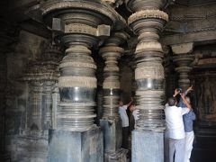 南インド2018･･･（2）ハレービードのホイサラ朝寺院　美しい“ろくろ壺”柱　でも、ここはどこだ？
