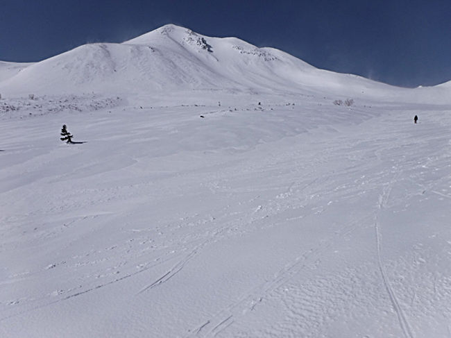 今週は上越日白山に行く予定でしたが、土曜の天気が悪いようだったので今年は中止。乗鞍岳日帰り登山に変更しました。<br />過去残雪残る時、夏、秋と登っていますが、冬は初めてなので楽しみでした。<br />百名山であり3000m峰であり、実際に登ってみて充実感ある山でした。<br /><br />コースタイム：7時間40分（休憩1時間含む）<br />乗鞍高原 第7 (休暇村前) 駐車場6:14～7:30かもしかリフト最上部～9:33肩の小屋口～10:51蚕玉岳10:55～11:00乗鞍岳頂上小屋～11:08乗鞍岳11:13～11:21蚕玉岳～11:48肩の小屋口11:55～12:13ツアーコース終点～12:50かもしかリフト最上部（ツアーコース開始点）～13:05三本滝レストハウス～13:43鈴蘭橋13:50乗鞍高原 第7 (休暇村前) 駐車場