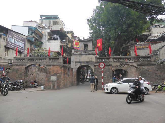 ここのところ中国旅行続きでしたが、今回は中国を飛び越えてラオスとベトナムへ。ラオスは以前から度々行き先候補に挙がっていたものの、決定打がなくいつも落選でした。今回、行ったことのない国・子連れでも安心・日数が少なくても楽しめるという点で、満を期してラオスのルアンパバーンへ!<br /><br />帰りは乗継地のハノイでちょこっと寄り道もしてきました。<br /><br />******************************************************<br /><br />往路は同日乗継でしたが、復路はハノイで一泊です。二度目のハノイですが、前回はハロン湾に時間を割いてしまったためハノイ観光は不完全燃焼でした。<br /><br />【前回のハノイでやり残したことリスト】<br />〇ハノイ旧市街散策、東河門を見る。<br />〇ダックキムでブンチャーを食べる<br />〇スーパーでお土産調達<br /><br />さて、どれだけできるかな?