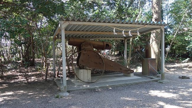 司馬遼太郎の小説に「おお、大砲」という小作品があります。大和高取藩が徳川家康以来ブリキトースという大砲を持って、奈良にあって江戸を守るという役割を担っていた。ただし、近代化というものに目もくれずに関ヶ原以来の古式大砲をひたすら守り続けることが、徳川家への忠義であり家を守る術の全てであったというお話し。<br /> 最近お知り合いになった喫茶店の主催で、その高取藩のあった壺坂周辺をハイキングに行くという。それに同行するという友人の偐家持氏と同店で珈琲を戴きながら小説の話になったが、題名が出てこないという「認知症」状態になりました。私はハイキングには参加出来ませんが、大砲のことが少し心に残っていました。<br /> それは、奈良の御所にある笛吹神社、川合町の廣瀬大社そして大阪市の諏訪神社にも大砲があります。所詮は国威発揚の為の大道具であったのでしょうが、ある意味で「ブリキトース」に似た大砲であるのが滑稽にも思え、本日ご紹介しましょう。滑稽に見えても、当時の関係者にとっては真剣に取り組まれた事であることは肝に銘じつつ。<br /> 笛吹神社のそれは確かめていませんが、他の二砲は日露戦争の戦勝記念と云うことが、碑文や大砲の製造所の記載で解ります。その滑稽さというのが、砲筒に比して弾のサイズが大きすぎること。何としても敵を殲滅という気持ちは解るものの、これでは無理矢理込めても、撃った瞬間に筒の根元で炸裂するでしょう。小説では音の大きさで敵に耳鳴りを起こさせたと、少しは威力を発揮したブリキトースにも及ばず自陣が損壊する恐れがあります。<br /> こんな事ではいかん・・・と神社に巡航ミサイルやテポドンなどの兵器を並べるような時代が来ない事を願いつつ、昨日広瀬大社を久しぶりに訪れて来ました。好天に恵まれ天理軽便鉄道の痕跡巡りなども楽しみながら、沢山の太陽を浴びることが出来ました。残りの材料はまた後日の報告とします。