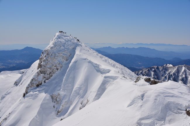 去年登ってメロメロにさせてくれた谷川岳。<br /><br />今年雪山デビューした友人が登りたいとの事なので、また今年も登っちゃいました。<br /><br />朝はガスってましたが途中からどピーカンになり、さいっこうな雪山歩きができました。<br /><br />絶対また登っちゃう♪<br /><br /><br />【コースタイム】<br />6:05谷川岳ロープウェイ駐車場⇒8:17ラクダの背8:30⇒10:25トマの耳10:35⇒10:46谷川岳山頂(オキの耳)11:05⇒11:25肩の小屋(昼休憩)12:12⇒13:50天神平<br /><br />ちなみに去年の谷川は<br />http://4travel.jp/travelogue/11226394<br /><br />他の雪山登山は<br />蓼科山<br />https://4travel.jp/travelogue/11333052<br />入笠山<br />https://4travel.jp/travelogue/11325390<br />唐松岳<br />https://4travel.jp/travelogue/11235118<br />黒斑山<br />http://4travel.jp/travelogue/11219079<br />東天狗岳<br />http://4travel.jp/travelogue/11210055<br />黒斑山<br />http://4travel.jp/travelogue/11111982<br />武尊山<br />http://4travel.jp/travelogue/11109580<br />霧ヶ峰(車山)&北横岳<br />http://4travel.jp/travelogue/11095764<br />赤城山<br />http://4travel.jp/travelogue/11090094