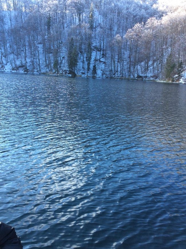 雪の中をいつも写真で見るプリトヴィツェ湖群国立公園の景色とはまた違った白い世界をお見せしています。でも滝は豊富な水量で元気よく流れ落ちています。