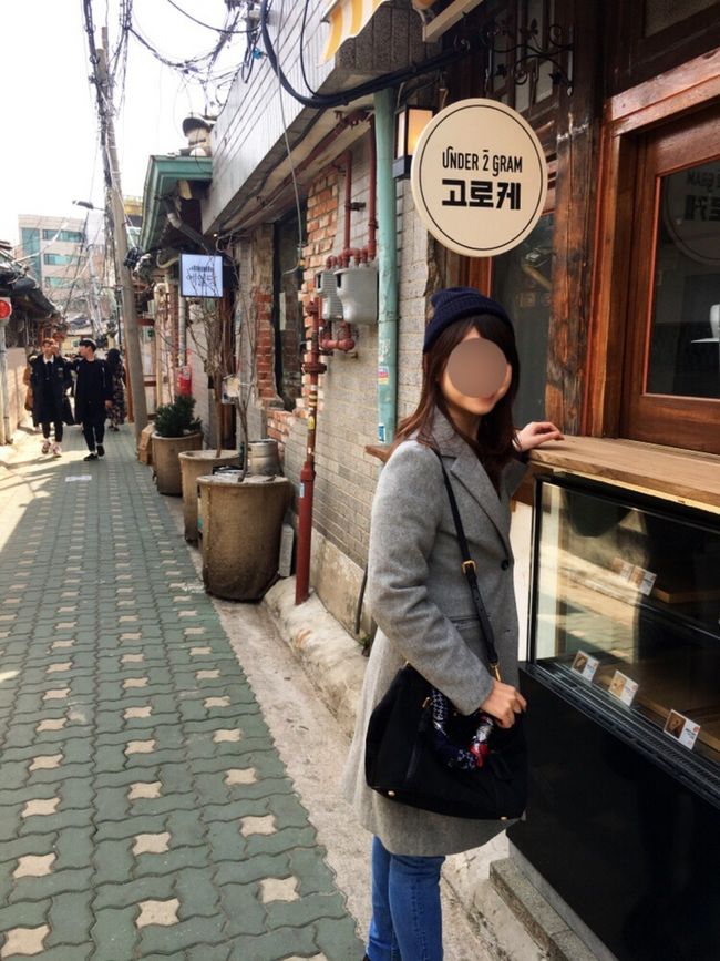 旅の始まりは長女の一言!!<br /><br />『ハーさん、3月なら旅行に行けるかも! 』<br />『えーッ、そうなの?じゃセッティングするワ』<br /><br />長女が結婚してから初参加の旅行 ♪♪<br />次女は聞くまでもなく強制的に参加です(笑)<br /><br />『どこ行く?<br />3日間で行くならソウルか台北だよね?<br />久々に本格的な韓国メシ食べたいね。<br />じゃ決まり!!ソウルへGo→→ 』<br /><br />早速Air探してみました。<br />なるべく長く滞在するには・・<br />行きは早朝、帰りは深夜・・・<br />と言うことで~<br /><br />アシアナ航空<br />往路 OZ177 羽田6:10発→仁川8:50着<br />帰路 OZ178 仁川21:25発→羽田23:35着<br /><br />時間的には結構過酷な旅程ですが・・<br />久々だし・・<br />帰国後1日仕事頑張れば、次は祝日!<br />これに決まり!<br /><br />夫に打診したら、送迎快諾頂きました。<br /><br />長女は前泊して3人揃って実家4:30出発です。<br />睡眠時間削ってでも3人一緒の時間を長~く過ごしたいので頑張ります!!<br /><br />まだ陽が昇らない真夜中の首都高。。<br />気分はウキウキ空港に向かいまーす ♪ ♪<br /><br />サァ!<br />楽しい3日間を過ごそうネ♪♪<br />ソウルへ向かってGo→→