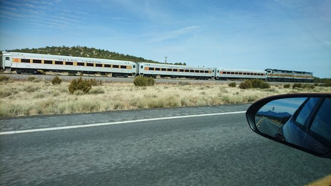 １１：４５にラスベガスに着きましたが荷物が出てきたのが１時間後でした。<br />いつものレンタルカーズドットコムで予約したアラモへ。ここでも約一時間とられました。まずはボディーサイズの大きい車種を次から次と引っ張り出してきました。前日調べると私が予約した料金よりも安くなっていました。悔しいな。後ろにお客さんがいないのであちらは急がなくても良いのでさんざん保険加入をすすめられ、隣の係りまで入ってきてもし事故になったときポリスがどうのこうの、１０日余りのドライブなので、、、と弱気になり二万円ほどアップになりました。弱いなぁ。<br />レンタカーセンターを出てから右へ行くのか左へ行くのか聞き忘れ、ルートに乗るまでさんざんあっちこっちにムダに走りました。<br />国道に乗ったのが３時過ぎ、フーバーダムもルート６６巡りも諦めて８０マイルで突っ走りました。<br />ウィリアムズで降りるのも出口がいくつもあり行きつ戻りつまたまた珍道中です。詰めが甘い。<br />怪我の功名、、、、、お陰で美味しいステーキハウスを見つけました。<br />このステーキハウスは絶対おすすめです。こうした田舎の美味しいレストランを見つけるとうれしいです。<br />店を出て、ホリデイ・インを探すのもまたまた一苦労。町がひとつにかたまっていなくて、遠く離れてあっちこっちにホテルやレストランがあり、夜暗くなると不安と焦りでよくありません。ひたすら走って四時間ですから。２日前には雪が降り、その雪がまだ残っていました。とても寒かったです。<br /><br />３月ほぼ１ヶ月かけてグランドサークルを堪能。まずは、時差調整のため<br />ロサンゼルスに新しくできたインターコンチネンタルダウンタウンで数日過ごした後ラスベガスに。<br /><br />ロスではゲッティセンターとハリウッドの裏通りをぶらぶら。<br /><br />ラスベガスでは、歓楽街は見向きもせずストリップだけ通ってハイウェイの入り口が分からずぐるぐる回って、ルート６６のいなか町ウィリアムズのホリデイ・インに。<br /><br />翌朝待望のグランドキャニオン ナショナル パークに。<br />グランドサークルでは、どう回るか予定が決まらず良いホテルはなかなか取れず、毎日のようにキャンセル待ちを狙いホームページにアクセスしました。<br /><br />ロサンゼルスではまだガイドブックにも載っていない最新のインターコンチネンタル・ダウンタウン　ＩＨＧのアンバサダーなのでグレイドアップを満喫。<br /><br />グランド・キャニオンがマズウィック<br />　エアコン付きのノースが絶対おすすめ！<br /><br />モニュメント・バレーがザ・ビュー<br />　ここが一番最後まで連泊で予約がとれずヤキモキ<br /><br />ザ・ビューを後にして、メキシカンハットを過ぎたあと、<br />うっかり近道のつもりが未舗装の急登坂悪路モキダグウェイを走行<br />ミューリーポイント、ナチュラルブリッジ国定公園へも。<br /><br />モアブ(アーチーズ・ナショナル・パーク)ではＢ＆Ｂのカリ・コチータ<br />みんなでいただく朝ご飯がとっても豪華。<br />最新の情報交換。<br />４ＷＤ・ジープクラブ、トレーラーでオフロード、アメリカ全土を走り回る<br />アメリカンライフの一端を垣間見ました。<br />日本人のちょい悪親父なんてかわいいかわいい。もっと遊ばなくちゃ！！<br /><br />ブライスキャニオンに向かう日、アーチーズを右手に見るどこまでも続く登りの直線路でハイウェイパトロールにスピード違反で追尾されストップ。<br /><br />キャニオンランズ国立公園、<br />デッドホースポイント州立公園で息をのむ絶景満喫<br /><br />（デッドホースシューベントを見たら、<br />ホースシューベントなんて、小さい小さい・・・）<br /><br />キャピトルリーフからブライスキャニオンはアメリカン・シーニック・ハイウェイ<br />ボウルダーからエスカランテのがらりと移り変わる<br />絶景パノラマハイウェイを走行<br />爽やかな風に吹かれ、見渡す限りの大平原を両側に眺め、<br />遥かかなたに雪をいただき凛と立つ山々が望めます。<br /><br />最高地点付近は９８００フィートの標識が。<br />雪がかなり広い一帯に積もり<br />カローラクラスの２駆だったのでひやひやでした。実に雪道は怖い！<br />前日は吹雪いていたとか。怖い怖い！！<br />５月までは雪が降る日があるそうです。<br /><br />ブライス・キャニオンではブライス・キャニオン・ロッジ<br />　ここも連泊が取れず出発直前まで粘りに粘りました。<br /><br />渓谷がすぐ近く、日の出前のひんやりした時間に<br />下まで降りて行った静寂の時間が忘れられません。<br /><br />ザイオンロッジは予約がとれず断念しました。<br />　あきらめきれず、すぐに夏の予約をしましたが、<br />　こんどはブライスキャニオンの夏の予約が取れず、今も毎日格闘中です。<br /><br />ハリウッドはホリデイ・イン<br />　ハリウッドでのホテルライフやハリウッドでの過ごし方を見せつけられたキッチンフル装備、リビングも寝室もバスルームも広い広～いお部屋でした。<br />サンフランシスコがマークホプキンス<br />　旅の締めくくりにふさわしい<br />　クラシックな落ち着いた素晴らしいホテルの窓から<br />　ゴールデンゲートブリッジをはるかに眺める贅沢なホテルでした。