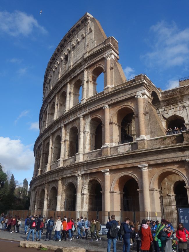 ローマ見学の始まりです。まずはコロッセオの外見から。