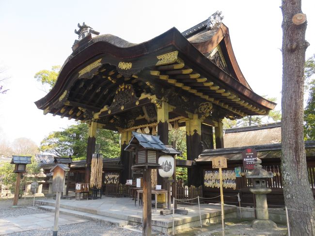 今回の京都の旅の三日目最終日は、午前中に長谷川等伯と久蔵の国宝障壁画を智積院で堪能した後、歩いて、まだ見たことのなかった方広寺と豊国神社に移動した。それから定番の国立博物館の入れ替わった展示品を鑑賞した。いい絵があった。　　<br /><br />「国家安康」の家と康を切り離し、「君臣豊楽」で豊臣が君となることを隠していると徳川家康が難癖をつけ、豊臣家を滅亡させた（という説もある）あの有名な方広寺鐘銘事件の鐘だ。問題の表現に白い枠がつけてあるので、ズーム写真をとった。この鐘の高さは4.2ｍ、重さ82.7tもあるという。重要文化財。（最後に関連するコメントあり。）<br /><br />なお、この近辺にあった大仏は奈良のものよりも巨大であったそうだ。今は秀吉を祀る豊国神社が隣にあることで、唯一、雰囲気が伝わっているようだ。ただ、見物はすぐに終わり、隣接する京都国立博物館に移動した。写真をとらせないケチな博物館だが、シニアは無料で入れるので、入れ替わった展示を見たかったのだ。　　<br /><br />一枚目は豊臣秀吉を祀る豊国神社の国宝唐門。西本願寺、大徳寺の唐門と並んで国宝三唐門に入るもの。