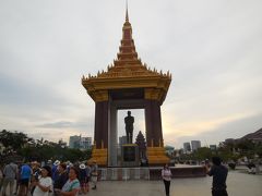 灼熱の大地カンボジアへ・その１６／ワット・ボトムパークと記念公園をぶらぶらし、シアヌーク像と独立記念塔を見ました