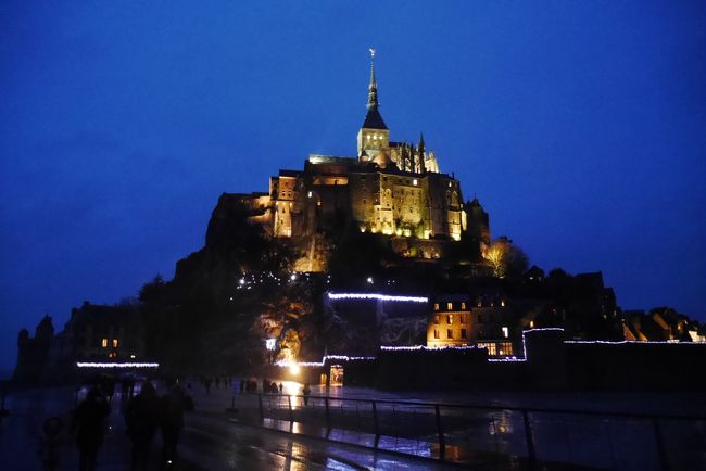 ☆海外旅行初心者夫婦の旅行記☆<br /><br />年末年始の休暇を利用して、念願のヨーロッパ周遊に挑戦！<br />12日間かけてフランス、スペイン、イギリスに行ってまいりました～<br /><br />Day1　成田空港→モスクワ経由→パリ<br />Day2　パリ市内観光<br />Day3　ディズニーランドパリ（クリスマス）<br />Day4　モンサンミッシェル<br />Day5　パリ→バルセロナ<br />Day6　バルセロナ市内観光<br />Day7　フィゲラスのダリ美術館へ遠征！<br />Day8　バルセロナ→ロンドン<br />Day9　ロンドン街歩き<br />Day10　ハリポタスタジオへ<br />Day11　ロンドン→モスクワ経由で帰国<br />Day12　成田空港着！<br /><br /><br />