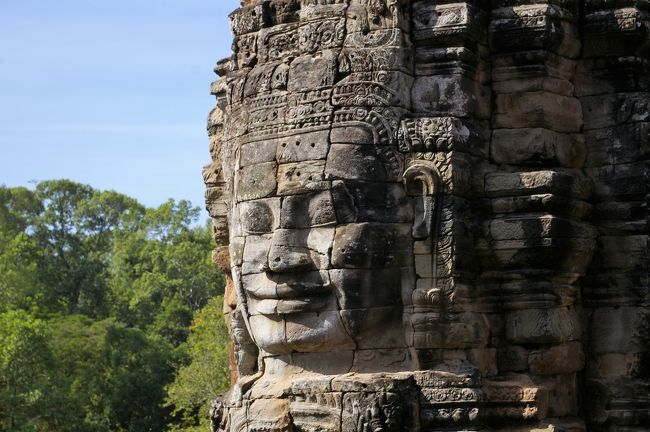 東洋の宝であるカンボジアのアンコールワットに一度は訪れたく、シェムリアップへの入り方をどうするかを考えていた。<br />それならば今回の旅は遺跡でまとめようとタイのバンコクから日帰り出来るアユタヤ遺跡を観て、そしてアンコール遺跡へと流れて行こうと決めた。<br />二度目のバンコク、二度目のタイの年越しは雑然としたパッポン通りに身を置いた。それでもカウントダウンの頃にはホテルの部屋に戻り、翌朝のオプショナルツアーの迎えが早いこともあり早めに就寝した。<br />アユタヤの遺跡は想像以上に損傷がひどく、廃墟感が良かった。それでも先にこちらを訪れたのが正解で、翌日からのアンコール遺跡群は正に東洋が誇れる歴史建造物と確信した素晴らしい遺産で、死ぬまでに来るべき場所であった。<br />シェムリアップからの帰国便は、この時期にしては破格の値段であった香港経由の‘香港エキスプレス’を利用。乗り換え時間4時間にも関わらず無謀にも出国。それは香港返還前に訪れた九龍城跡地がどうしても見たかったのである。今はエアポートライナーが発達していて、九龍公園に1時間も居なかったが無事旅立てたのであった。<br /><br />12/31日　エアアジアXJ601便　<br />成田9：15発～バンコク・ドンムアン空港14:05着　￥40,396-<br /><br />モンティアンホテル　バンコク　泊 \7,878-<br /><br />1/1日　アユタヤ観光（VELTRA手配）\5,976-<br />エアアジアFD618便　<br />バンコク・ドンムアン空港20：10発～シェムリアップ21:20着　\16,128-<br />ホテルまでトゥクトゥク利用　　<br />オンブラ　アンコールホテル　シェムリアップ　泊　　3泊で￥14.499-<br /><br />1/2日　アンコールトム・アンコールワット見学（VELTRA手配）￥4,991-<br /><br />1/3日　ベンメリア・バンテアイスレイ・クバールスピアン見学（VELTRA手配）\9,470-<br /><br />1/4日　空港まではトゥクトゥク（ホテルの送迎付き）<br />HongKongExpress UO707便　<br />シェムリアップ10：15発～香港13：55着<br />UO622便　香港18：15発～羽田23：10着　￥23,466-<br /><br />                                                              Total　￥122,804+小遣い<br /><br />