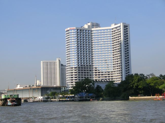 チャオプラヤー川に面して建つ「ロイヤルオーキッド・シェラトン・ホテル＆タワーズ」（写真）は私がバンコクで一番好きなホテルである。大都会バンコクにありながらリゾート感いっぱい溢れるホテルで、特に、ホテルの27階にあるクラブラウンジが素晴らしい。<br />シェラトンはSPG傘下のホテルでプラチナメンバー優遇がしっかりしている。私はプラチナになって以来何回もこのホテルに泊まっているが、今のところ例外なしに「セミスイート」にアップである。<br /><br />私のホームページに旅行記多数あり。<br />『第二の人生を豊かに』<br />http://www.e-funahashi.jp/<br /><br />