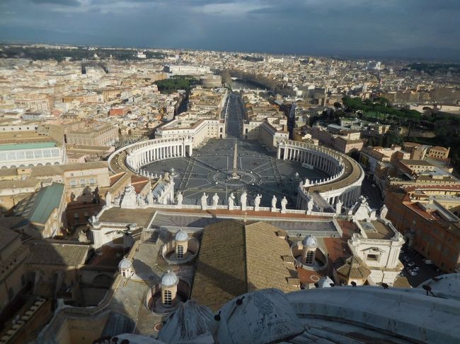 ローマ観光3日目、観光最終日です。午前中はコロッセオ周辺の教会を観光して、午後からヴァチカンに向かいました。最後にサン・ピエトロ大聖堂のクーポラに登って美しいローマの街を一望しました。<br />今回も大満足の旅行でした。