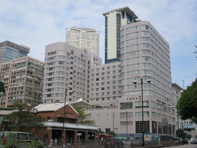 ザ サリスバリー YMCA オブ 香港<br />ザ ソールズベリー YMCA オブ 香港<br />ザ ソールスベリー YMCA オブ 香港<br /><br />いろんな読み方があるようですね。。<br /><br />ファミリールーム（シティビュースィート？）に宿泊<br />初めての香港なので、立地が最優先。<br /><br />尖沙咀駅に近く、<br />大人3人1室、<br />固定シャワーでないところを<br />探していたらここが見つかりました☆<br /><br /><br /><br /><br />
