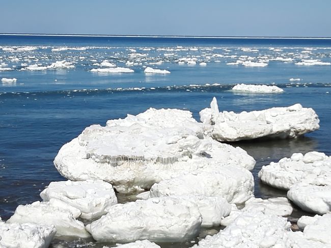 斜里岳を悠々と眺め走り、左手にオホーツク海が見えはじめた頃、現れる流氷、真っ青な空と、白の個々の流氷が語りかけるように、こちらを見ていた。様々な個性的な表情。壮大な自然と国境の現実を考えさせられたインパクトある場所。