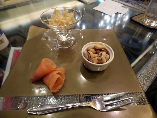 日本料理 黒潮でプレミアム スモールポーションの夕食を楽しんだ後は1号館のお部屋に向かいます。<br /><br />十分満足の夕食でしたが、赤兎馬を一本開けて、いい感じに酔っぱらっていたのでカフェテラス&ラウンジ シーガルに寄って、〆のハイボールを頂きます。<br />