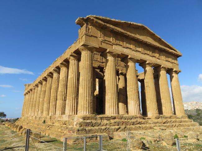 真冬のシチリア旅行、今回はアグリジェントです。前回のカターニアの続きです。<br />シチリア南部に位置するアグリジェント。この町は何と言っても「神殿の谷」と呼ばれるギリシャ遺跡群で有名です。<br />古代ギリシャの詩人ピンダロスが「世界で最も美しい」と評価したというその町は、現在は遺跡となって残っています。古代のロマンが溢れる「神殿の谷」はコンコルディア神殿を始めとするギリシャ神殿が数多く残っており、訪れた旅人たちを魅了し、この町を好きにさせます。<br />「神殿の谷」だけでなく、アグリジェント市街も美しい町。シチリアらしく、美味しい料理がお安く食べれます。地元の人たちに交じりながら、ガストロノミアでビールを片手にテレビを見るのも乙なものです。
