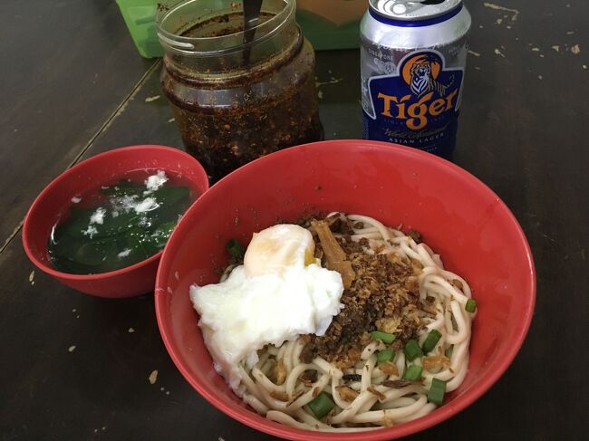 友人たちと定期的にバンコクで集合・解散(各自スケジュール等はバラバラ)で美味しいものを食べまくる会♪<br />今回久しぶりの参加にあたり、変則的なチケットを手配しました。<br />というのも、クアラルンプールまでの片道チケットがあるので、クアラルンプールからバンコク経由のチケットを購入して、KLからバンコクへの移動は前倒ししようと考えていました。<br />ところが!変更はできず、初日は想定外のクアラルンプール滞在となります<br /><br /><過去のバンコク食べまくり旅行記><br />2016年11月→https://4travel.jp/travelogue/11193299<br />2015年11月→https://4travel.jp/travelogue/11078879<br />2015年03月→https://4travel.jp/travelogue/10992472<br />2014年11月→https://4travel.jp/travelogue/10953589<br />2013年11月→https://4travel.jp/travelogue/10834707<br /><br />【行程】<br />3/23 東京~(夜行フライト)<br />3/24 クアラルンプール~バンコク<br />3/25 バンコク~東京(翌朝)<br /><br />【フライト】<br />24 MAR NH 885 Y HND KUL 0005 0645<br />24 MAR MH 743 Y KUL BKK 2200 2310<br />25 MAR JL 034 PY BKK HND 2155 0540(+1)<br />(NH:Surpriceで購入したANAエコノミー航空券「クアラルンプール/東京/大阪/羽田(HND)/クアラルンプール(KUL)」の残り)<br />(JALに電話で手配したプレミアムエコノミー航空券「クアラルンプール(KUL)/バンコク(BKK)/羽田(HND)/石垣/東京/クアラルンプール」を使用開始)<br /><br />【宿泊】<br />3/24 バンコク Liveit Up Central Hostel ドミトリー<br />(www.booking.comで予約 385B)