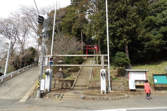 　横浜市戸塚区汲沢町に鎮座する五霊神社（https://4travel.jp/travelogue/10492247）の参道入口には何か木組が建てられている。傍に1年の行事を記した看板があるが、3月には行事は記載されていない。<br />　この木組には木鼻などが付いているが、鳥居のようにも見える。どうやら、この木鼻などは鳥居のような木組を固定するためのもののようだ。<br />　この木組は初めて見たので何のためのものなのかは分からないが神社の祭礼に無関係だということはあるまい。<br />（表紙写真は五霊神社の参道入口に建てられた木組）