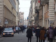 ローマの日曜日はコルソ通りをゆっくりお散歩。ああ，ローマは一日にして歩けず。